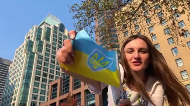 Ukraine Defeated Russia War Girl Woman Rejoices She Shows Flag — Stock videók
