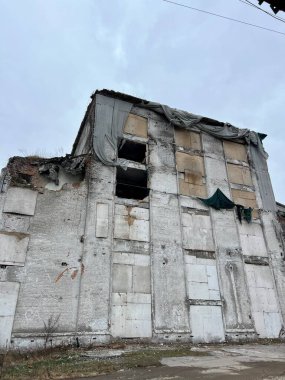 Ukrayna Vinnitsa yıkık dökük bir evi, kırık camları, eski bir evi, korkunç bir manzarayı ev eski ve yıkık dökük kumaş darbelerini rüzgarda ve savaş hayatı yok ederken yok etti.