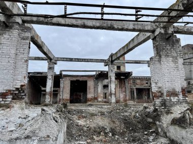 Ukrayna Vinnitsa yıkık dökük bir evi, kırık camları, eski bir evi, korkunç bir manzarayı ev eski ve yıkık dökük kumaş darbelerini rüzgarda ve savaş hayatı yok ederken yok etti.