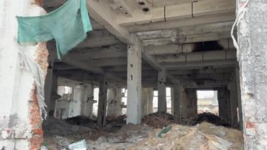 Ukrayna Vinnitsa yıkık dökük bir evi, kırık camları, eski bir evi, korkunç bir manzarayı ev eski ve yıkık dökük kumaş darbelerini rüzgarda ve savaş hayatı yok ederken yok etti.