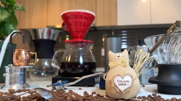 Üzerinde Yaşa Seviş Yazan Bir Kalbin Kahve Makinesinin Arkasında Olduğu — Stok video