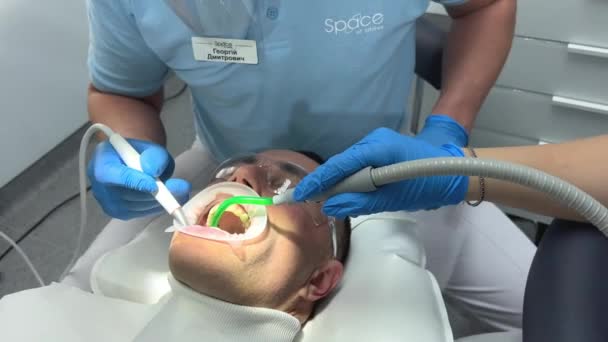 Man Dentist Has Tooth Treated Cleaning Polishing Teeth Close Dental — Vídeo de Stock