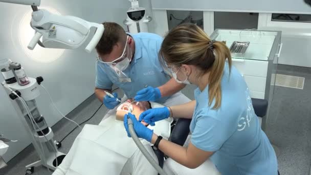 Muž Sedí Zubním Křesle Zubaře Lékař Začne Zkoumat Zuby Ústech — Stock video