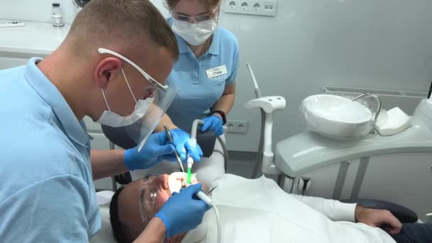 Дантист Ассистентка Осматривают Пациента Слабым Зубом Врач Интерн Работают Стоматологическом — стоковое видео