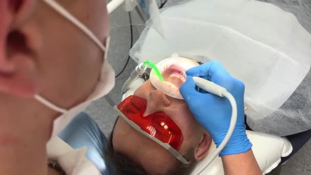 Tandenpoetsen Tandsteen Tandplak Verwijderen Tandverzorging Hygiëne Volwassen Kaukasische Tandarts Aan — Stockvideo