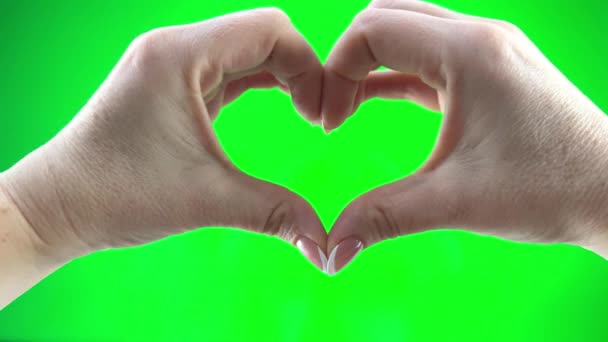手の心臓だ 人は指で心臓の形を作ります 両手のジェスチャー クロマキー 緑の画面 緑の画面上で手でロマンチックな愛のサインをする孤立した手 — ストック動画