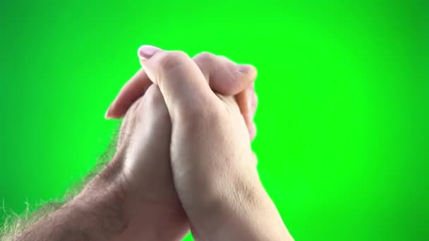 男人的手触摸爱人的手连接绿色背景 难以辨认的男人和女人的手穿衣浪漫的人触摸着手着色键高质量的4K镜头 — 图库视频影像