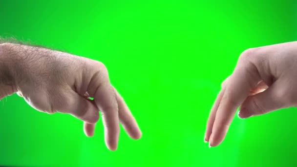 手指在桌子上相互移动 在慢动作中 一个男人和一个女人在绿色背景的色键上玩耍 然后用手指相互接近 就像人一样 — 图库视频影像