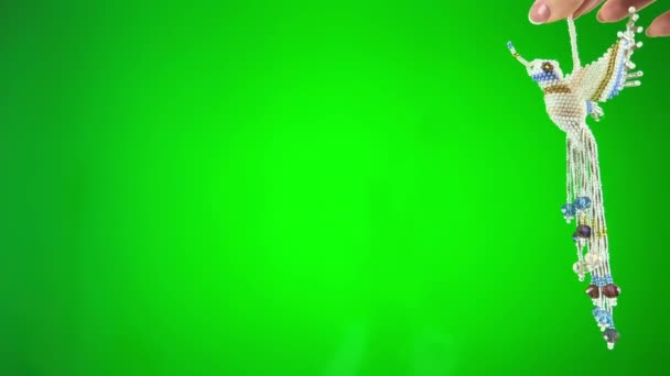 Красива Вогняна Пташка Або Колібрі Сплетені Бісеру Зеленому Фоні Хроматична — стокове відео