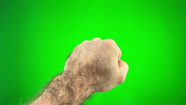 男性毛茸茸的手放在绿色的彩色键背景上 在拿它的时候似乎握住它 然后把打开它的手掌转过来 在绿色的背景上画一个圆圈 你的产品 — 图库视频影像