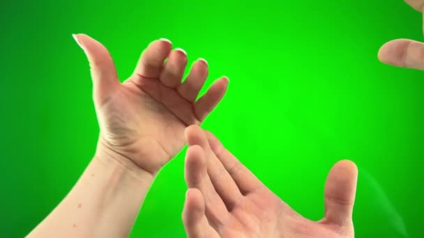 2強い男性毛の手ピンチ女性の手で優しくフランス語マニキュアで緑の背景スペースのためのテキストの背景クロマキーコンセプトの愛思いやりヘルプ精神的なサポートを落ち着いて — ストック動画