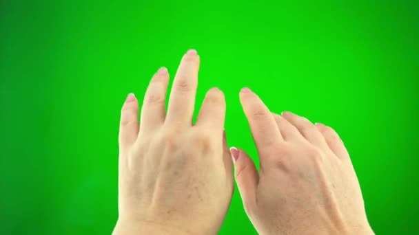 緑の背景クロマキー上の女性の指のクローズアップは ガラスやキーボードのドラムはすぐに指や指でドラムを演奏テキストフランスマニキュアのためのピアノの場所のように — ストック動画