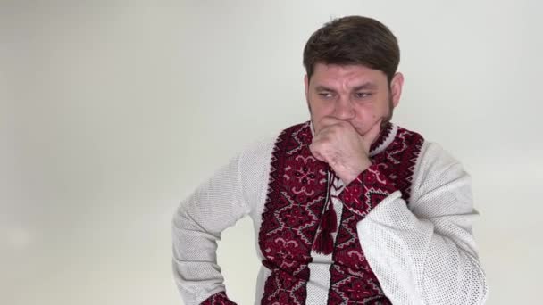 Oekraïense Bogatyr Sterke Mannelijke Kijken Serieus Leunen Arm Strelen Wang — Stockvideo