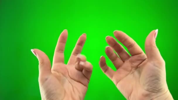 女性はすぐに指だけ手を動かす彼女は彼女に誰かを呼び出す緑のクロマキーの背景に近い表示されますその後 彼女はフランスのマニキュアと手を削除削除開く爪に焦点を当て — ストック動画