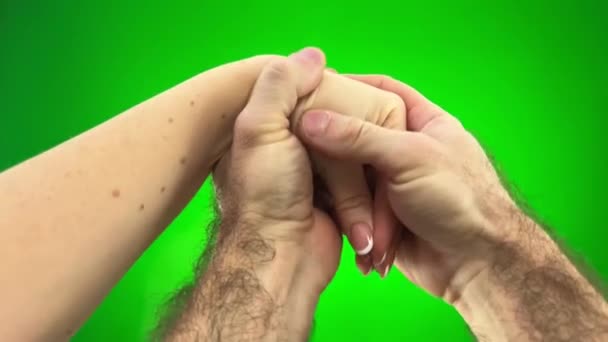 男と女手オン緑の背景クロマキーゲームとともに手男キャッチ女性手彼女はふりをするかのように鳥顔フラップ指からさらに指抱擁し — ストック動画