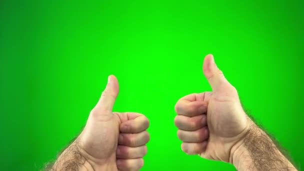Man Med Båda Händerna Stora Gröna Chromakey Bakgrund Visar Att — Stockvideo