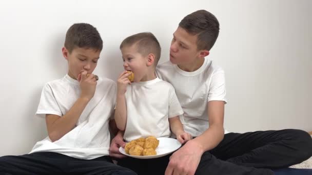 Brothers White Shirts Eat Custard Cakes Sweets Look Each Other — Stockvideo