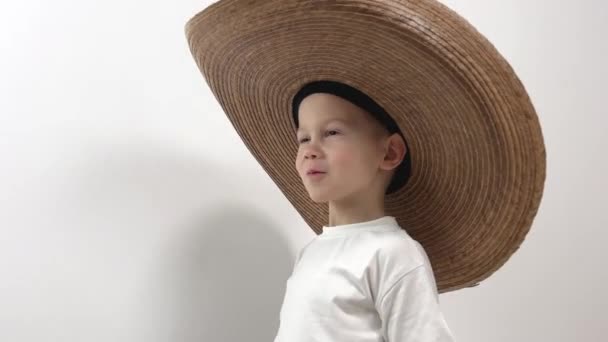 Liten Pojke Cowboy Hatt Stor Hatt Passar Över Ögonen Han — Stockvideo