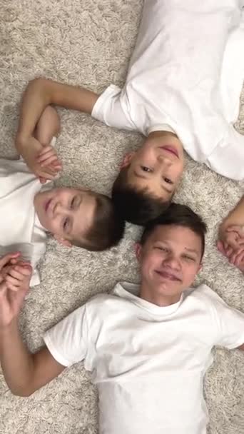 Bir Grup Mutlu Çocuk Oyun Oynayarak Eğleniyor Dostlar Yalan Söylüyor — Stok video