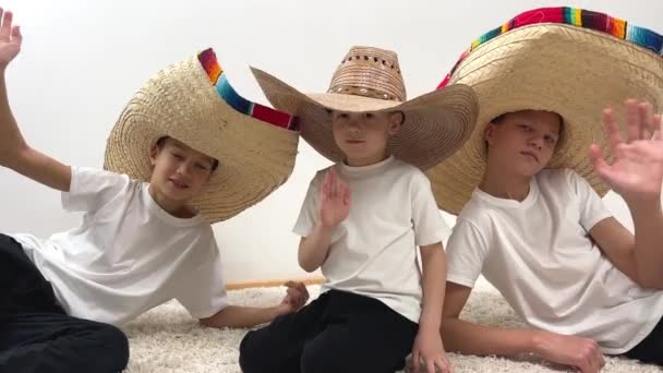 Діти Три Хлопчики Мексиканських Капелюхах Білі Футболки Махають Руками Камери — стокове відео