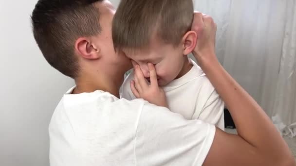 Yaşındaki Küçük Bir Çocuk Ağlarken Parmaklarıyla Gözlerini Ovuşturuyor Yaşındaki Ağabeyi — Stok video