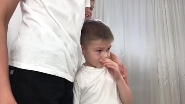 Children Communicate Little Boy Stands Next Brother Clinging Him Sad — Vídeo de Stock