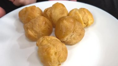 Muhallebi çocukları ve yetişkinler onlara uzanır bir tabak beyaz pasta yer lezzetli bir doğum günü tatili tatili ailesi fotoğrafı çeker