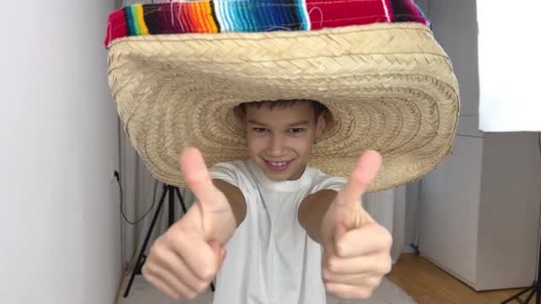 Pojke Enorm Mexikansk Hatt Visar Tummen Upp Båda Händerna Klass — Stockvideo