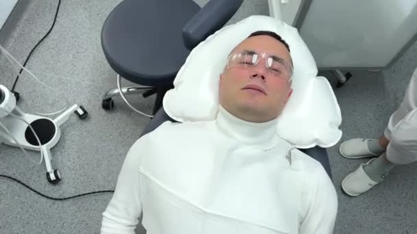 Başarılı Dişçi Randevusu Başarılı Dişçi Randevusu Modern Diş Muayenehanesinde Erkek — Stok video