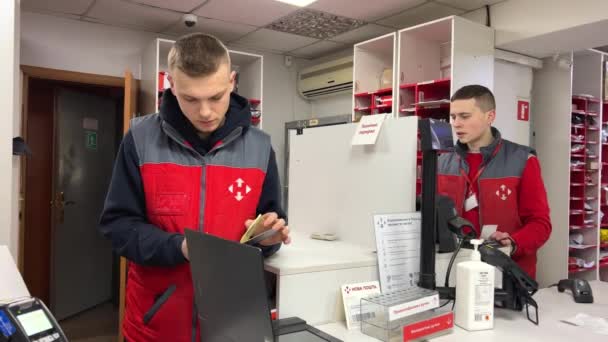 Люди Работают Офисе Зимой Теплой Красной Одежде Парень Сканирует Паспорт — стоковое видео