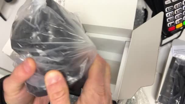 Розпаковка Нової Камери Fujifilm H2S Чоловік Куртці Витягує Новий Корпус — стокове відео