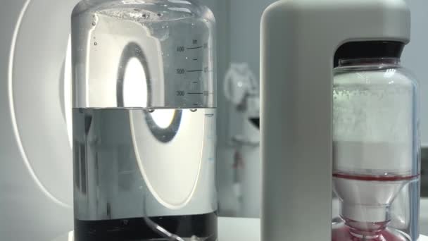 歯の洗浄のための最新の技術サンドブラストツール水と洗浄液を備えたデバイスの近代的な歯垢や石の損傷を除去するために使用される粉末ボトル — ストック動画