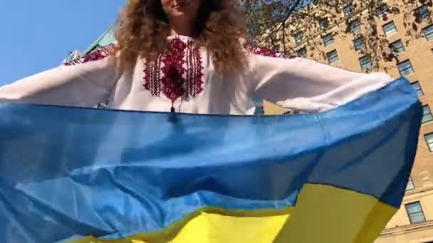 Pray Ukraine Child Ukrainian Flag Street Girl Waving National Flag — Stok video