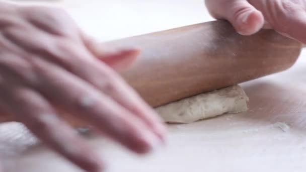 Close Womans Hands Rolling Out Yeast Dough Light Brown Wooden — Αρχείο Βίντεο
