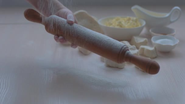 小麦粉は テキストのためのローリングピンスペースに注がれます料理ブログについての短いビデオ料理番組背景成分と酵母生地の作品であなたのコンテンツを宣伝おいしい料理手作り — ストック動画
