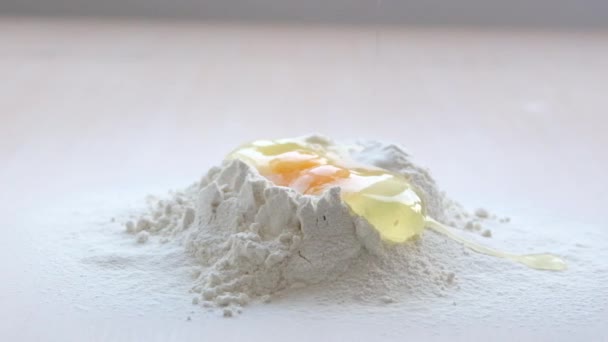 最も美しいビデオ小麦粉と鶏の卵は小麦粉にベーキングを調理します鶏の卵を破る彼らは美しく横に小麦粉のクランブルを破壊秋卵はスライドアウト流出し スローモーションを広める — ストック動画