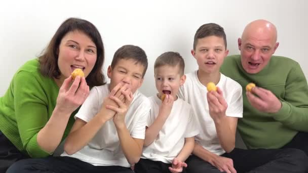 快乐快乐的一家人一起吃奶油 他们张开嘴 咬着美味的甜点父母 — 图库视频影像