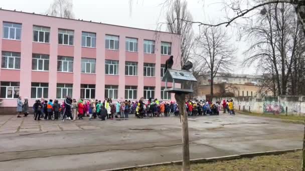 在地下室的汽笛响之后 学生们排成一排站在防空洞里躲避导弹和炸弹 俄罗斯恐怖分子袭击了乌克兰的空袭 — 图库视频影像