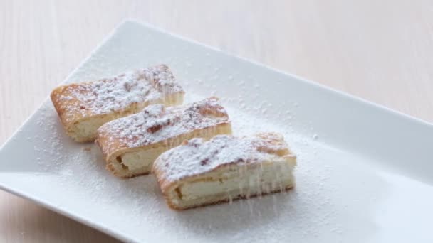 Cheesecake Curd Strudel Sliced Sprinkled Powdered Sugar Dough Separated Curd — Stok video