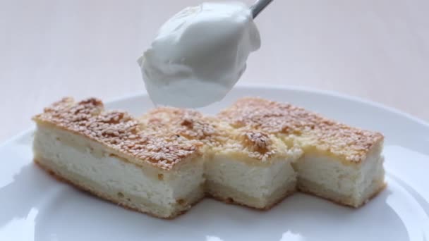 Closeup Full Teaspoon Sour Cream Laid Out Curd Casserole Pie — Vídeo de Stock