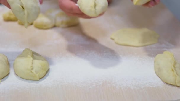 Руки Трьох Жінок Одночасно Кладуть Пироги Стіл Свіжоспечені Борошняні Пироги — стокове відео
