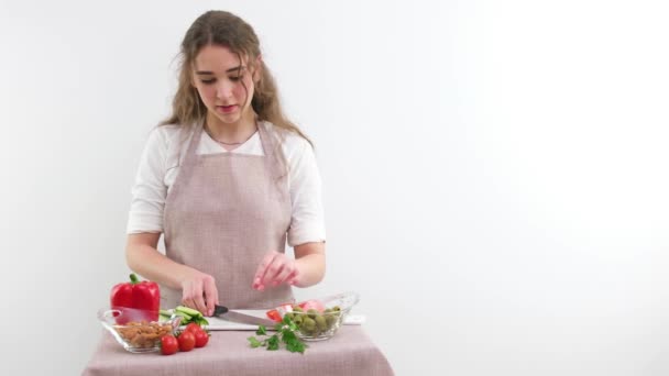 Большой Плакат Рекламы Красивой Молодой Женщины Готовит Овощной Салат Кухне — стоковое видео