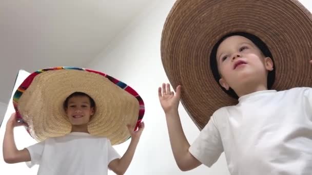 Shooting Two Boys White Background Huge Hats Mexican Red Rim — Stok video