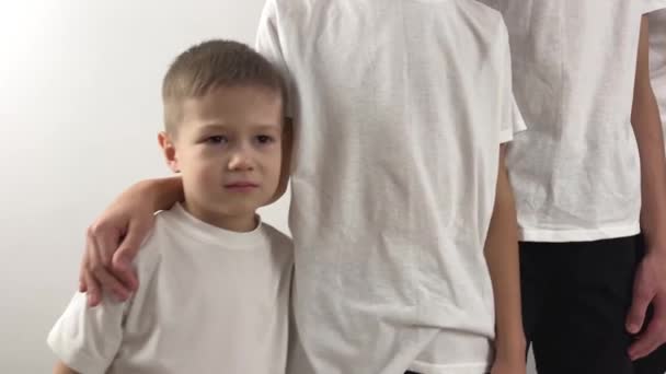 Large Family Lined Height All White Shirts Brothers Parents Mom — Stockvideo