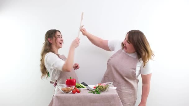 Кухонные Люди Борются Веселые Женщины Борются Деревянными Ложками Белом Фоне — стоковое видео