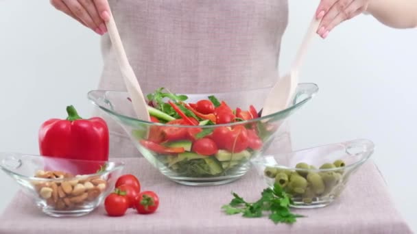 Close Salad Kneading Wooden Spoons Cherry Tomatoes Cocktail Cucumbers Olives — Stockvideo