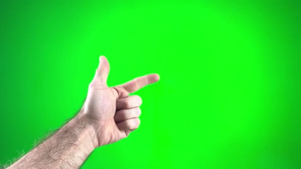 緑色の背景に男性の手クロマキークローズアップは1から5を数える開始最初に彼は親指を表示し 順番に5本の指を混練します カウント1 5彼の拳が開きます — ストック動画