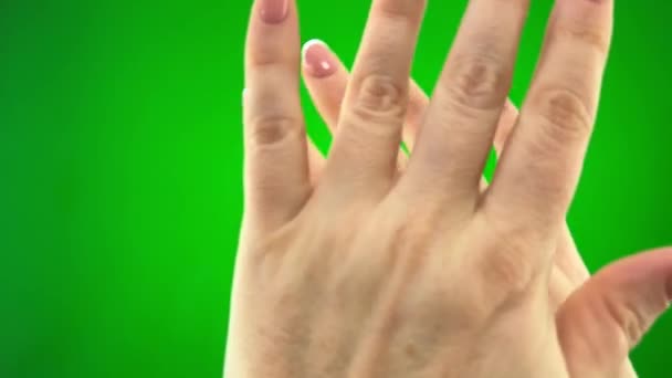 緑の背景にクロマキー女性の手を否定する何かを閉じる写真を鋭く両手で女性は異なる方向に手で心臓を示していますさらに数字を示しています — ストック動画