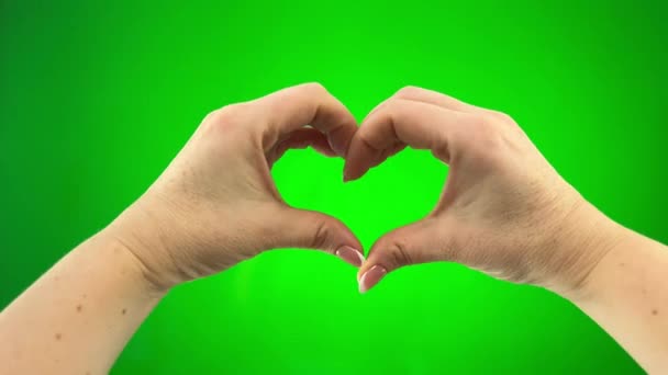緑の背景に親指アップクラスの後に手で心を示す女性クロマキー広告承認最高の製品美しいマニキュア — ストック動画
