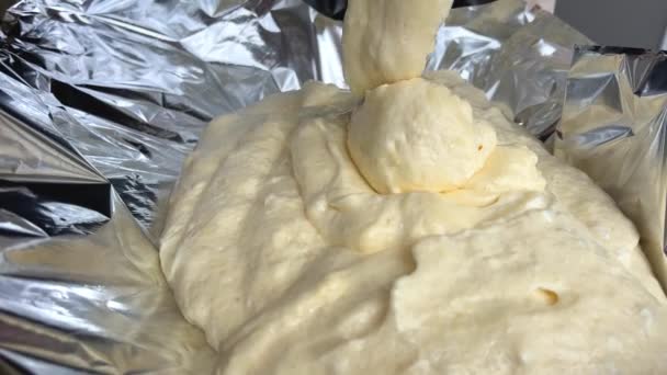 Airy Biscuit Dough Foil Slowly Falling Dough Foam Making Pie — Stockvideo